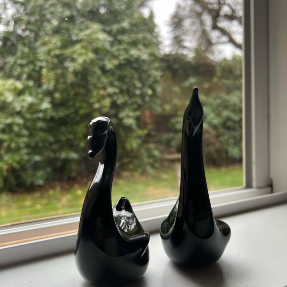 VTG PAIR OF BLACK CROWNING TOUCH GLASS SWANS - Picture 5 of 8